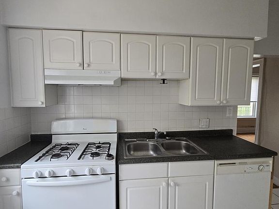5th image of 918 Reba Pl APT 3S