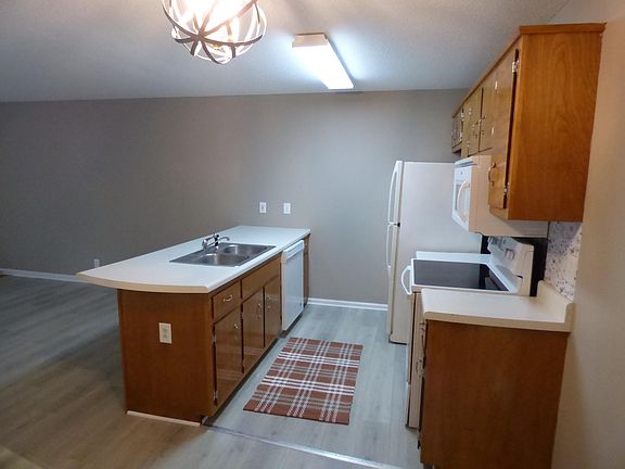4th image of 121 Country Ln APT D