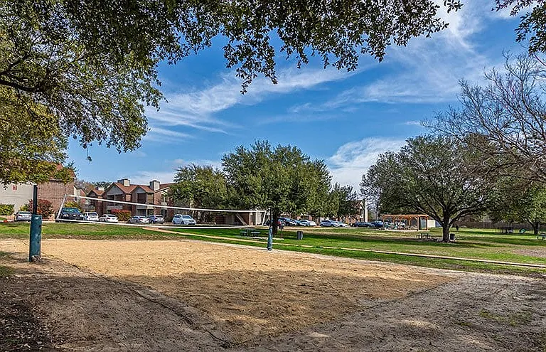 Brooksfield Apartments — Photo 19