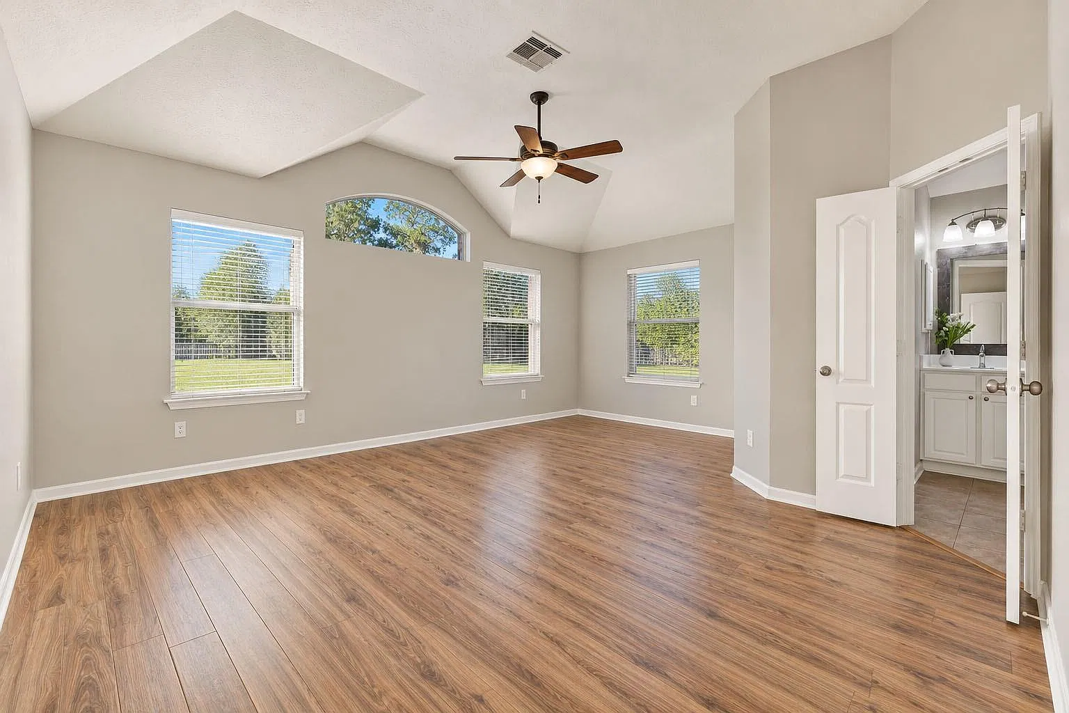 4 bed, 2.5 bath, 2957 sqft, $2,900 — Photo 4