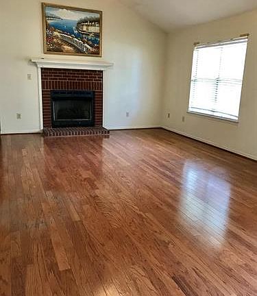 4th image of 105 Cabot Ct W