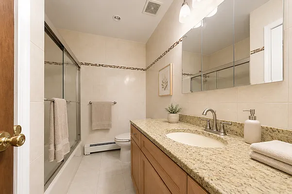 Bathroom, photo 1