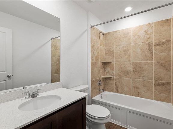 4th image of 425 Escondido Cir #425
