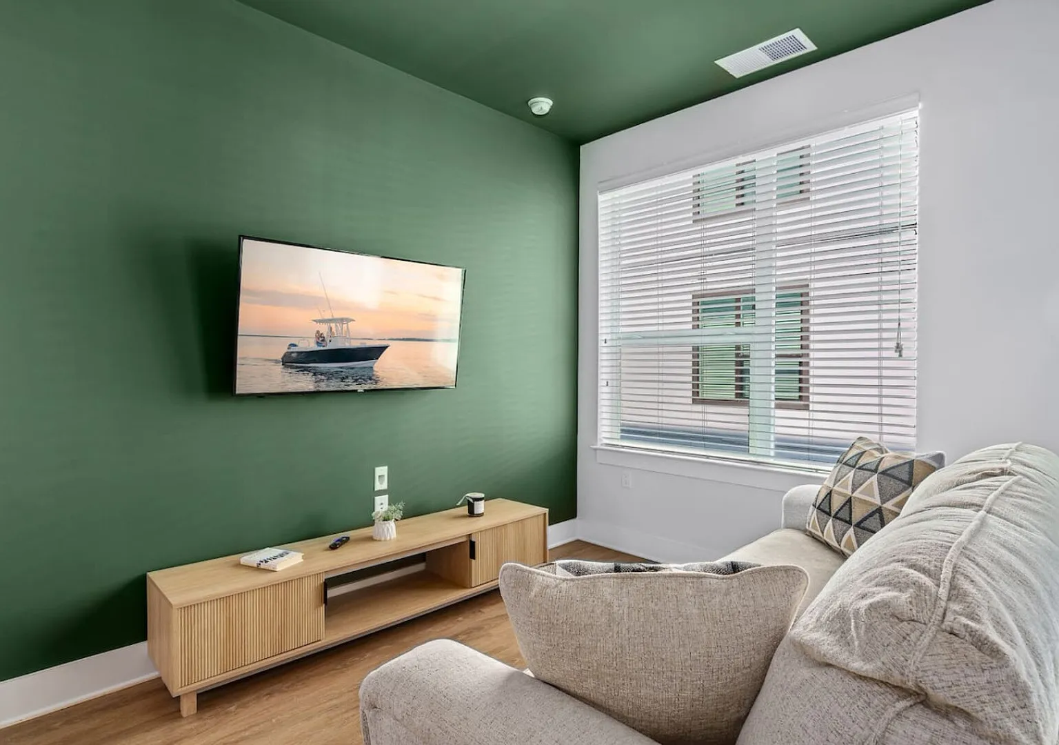 Modern Studio | 1 Queen Bed | Near Raymond James! — Photo 1