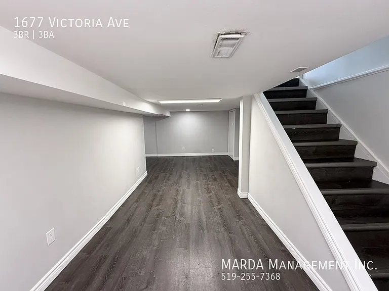 1677 Victoria Ave — Photo 50