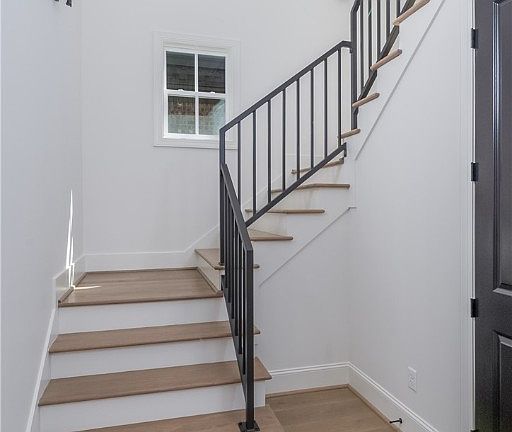 3rd image of 587 Lansdowne Ln