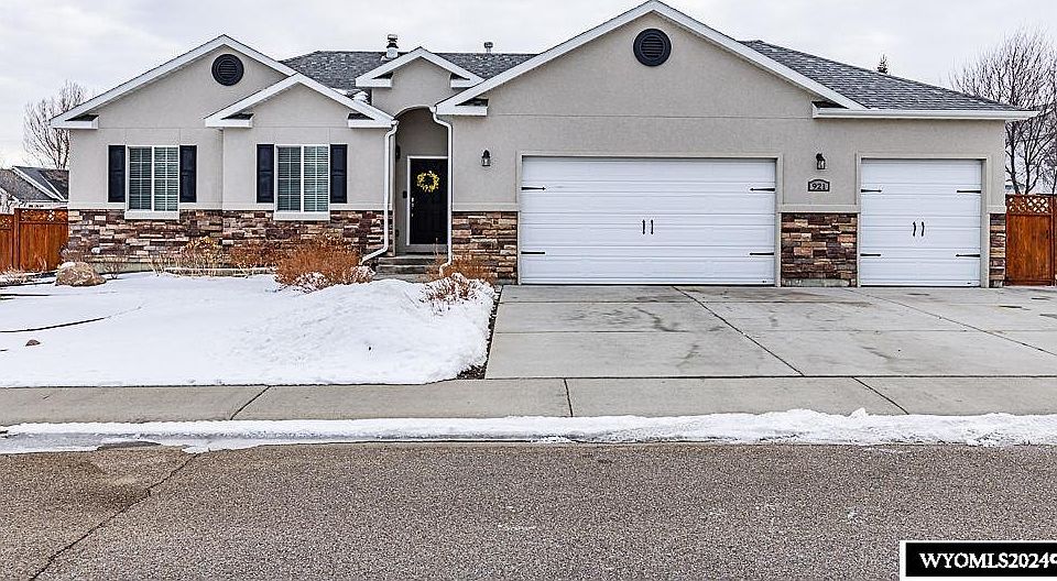 1st image of 921 Rosewood Dr