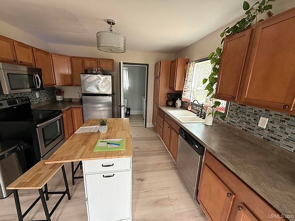 4th image of 912 3rd St