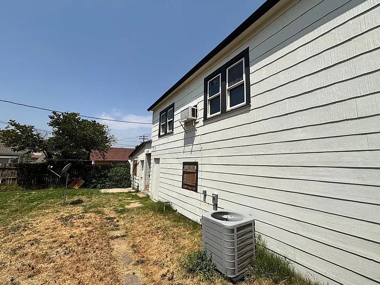 216 S Moore Ave — Photo 2