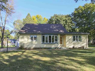 1826 Pin Oak Dr, Cedar Falls, IA 50613