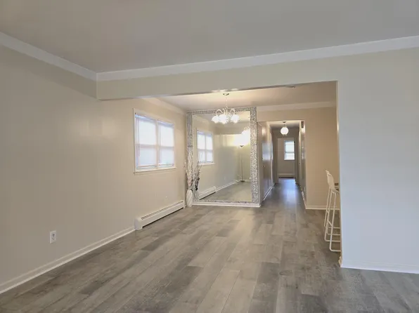 1000 Avenue C image 2 of 19