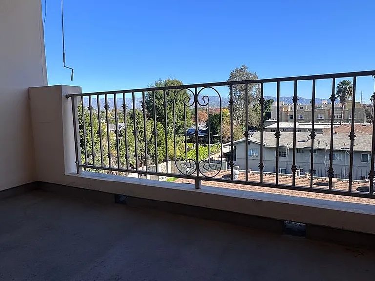 13525 Vanowen St #305 — Photo 16