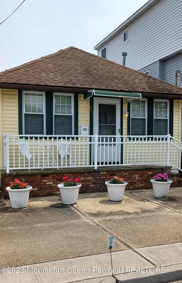 217 Dupont Avenue photo 1
