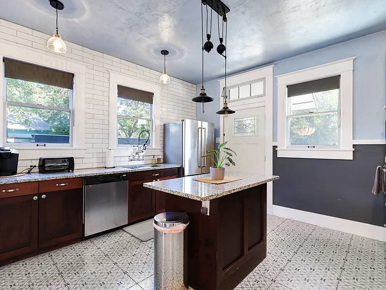802 N Olive St — Photo 3