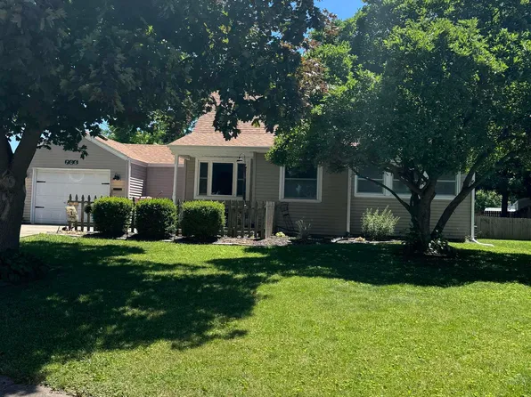 706 W Elm St, Taylorville, IL 62568