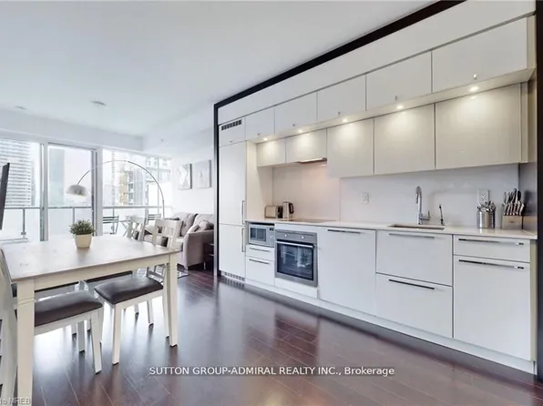 15 Grenville St #3706, Toronto, ON M4Y 0B9