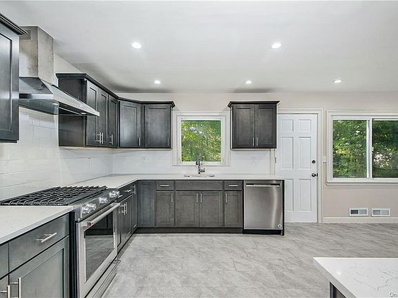 4th image of 2 Copper Beech Ln