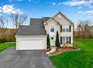 6332 Green Valley Ln, Lockport, NY 14094
