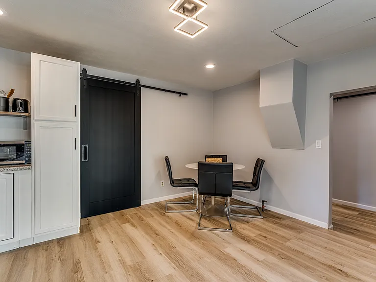 110 E Osborne St — Photo 12