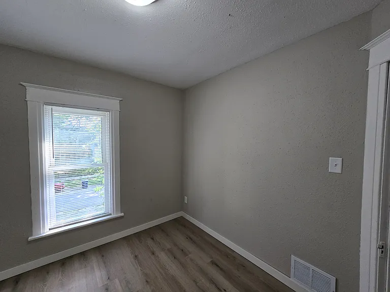 422 Baltimore St — Photo 17