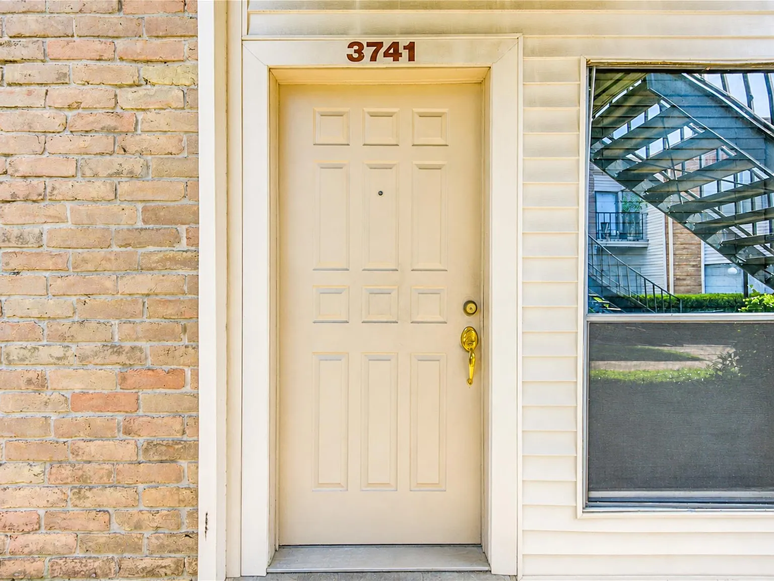 2 bed, 1.0 bath, 1029 sqft, $1,250 — Photo 2