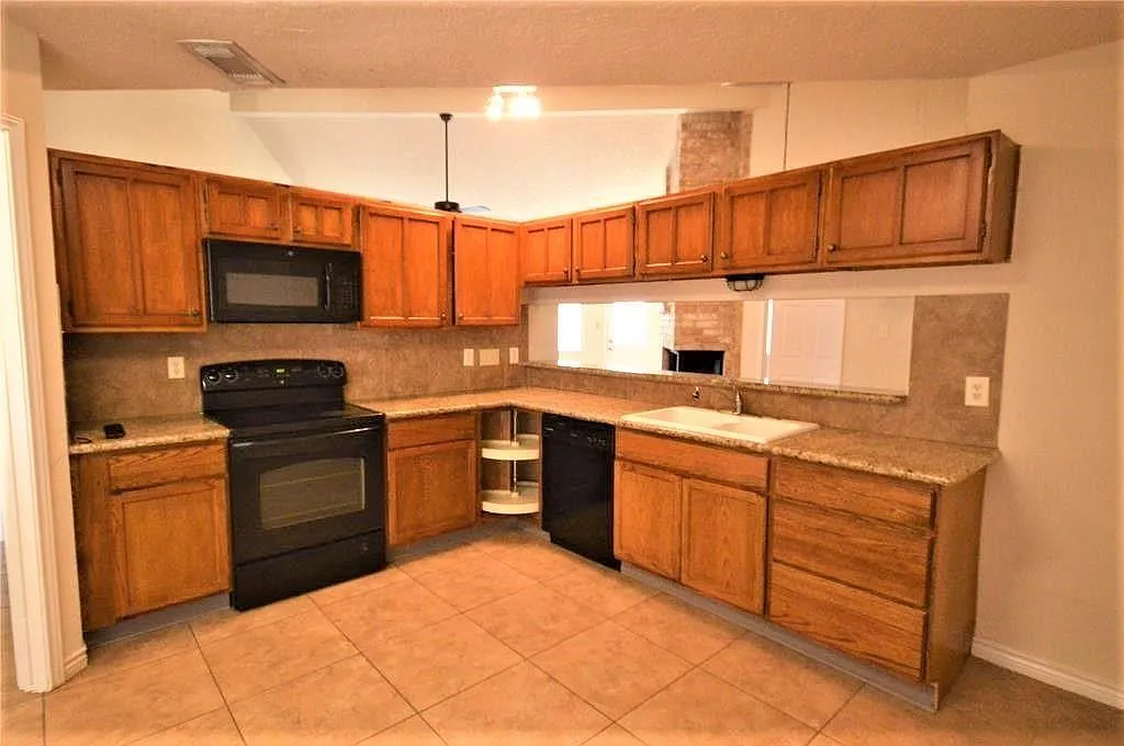 4 bed, 2.0 bath, 1904 sqft, $1,850 — Photo 3