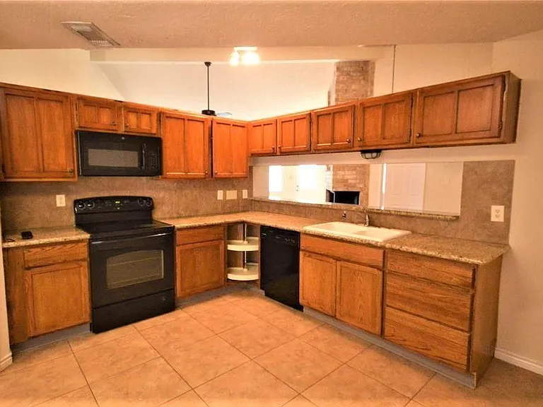 2314 Crooked Ln — Photo 18
