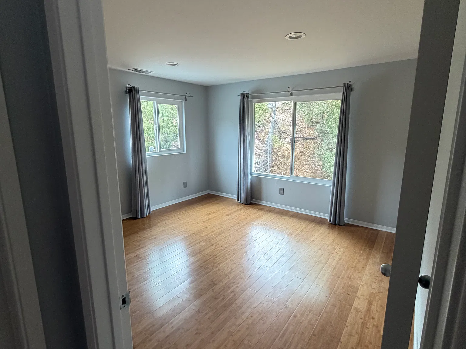2 bed, 3020 sqft, $1,000 — Photo 2