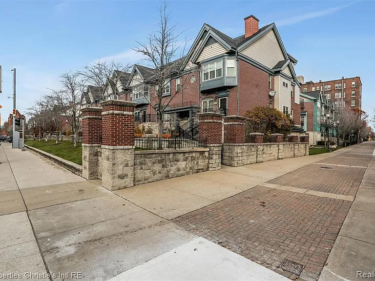 2542 Woodward Ave — Photo 28