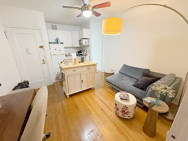 233 West 19th Street — Photo 1
