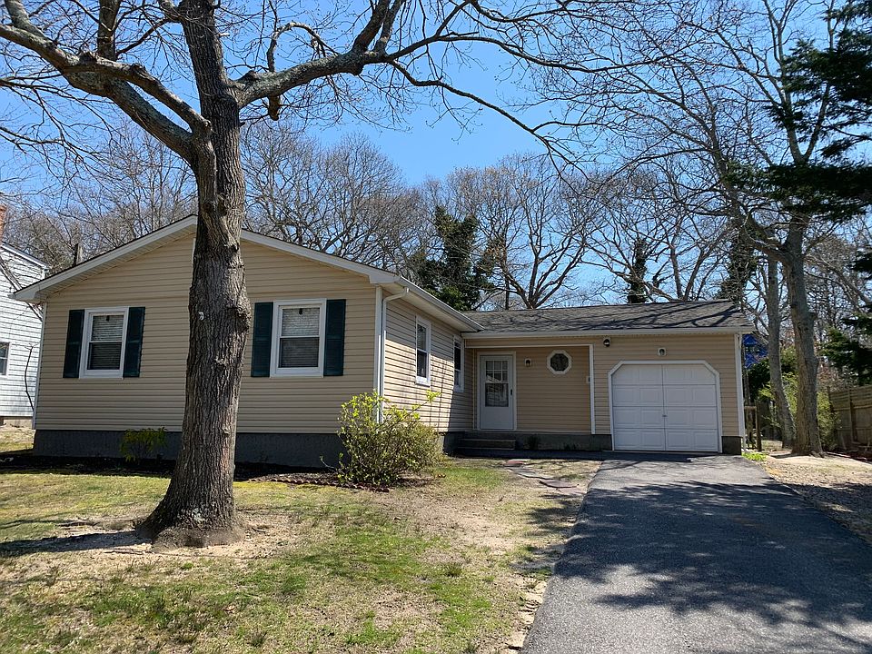 1st image of 4 Pinewood Ln