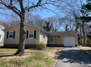 4 Pinewood Ln, Hampton Bays, NY 11946