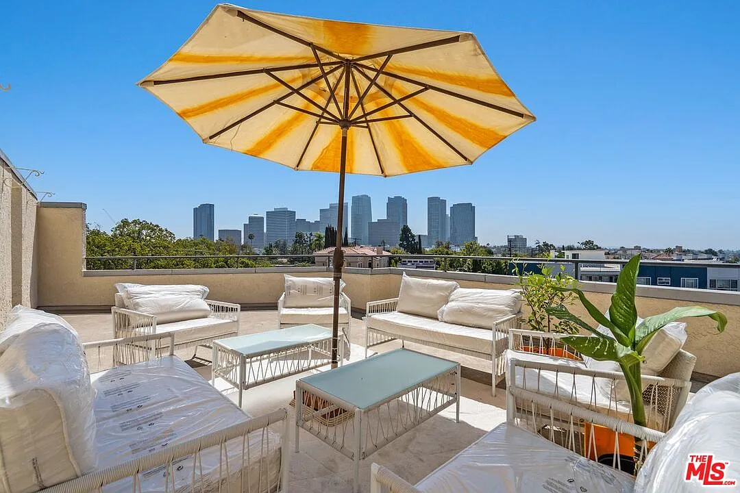 3 bed, 5.0 bath, 3568 sqft, $15,000 — Photo 3
