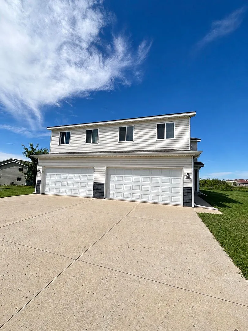 804 NightHawk Dr — Photo 1