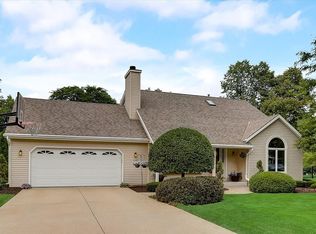 14190 W Beechwood Trl, New Berlin, WI 53151