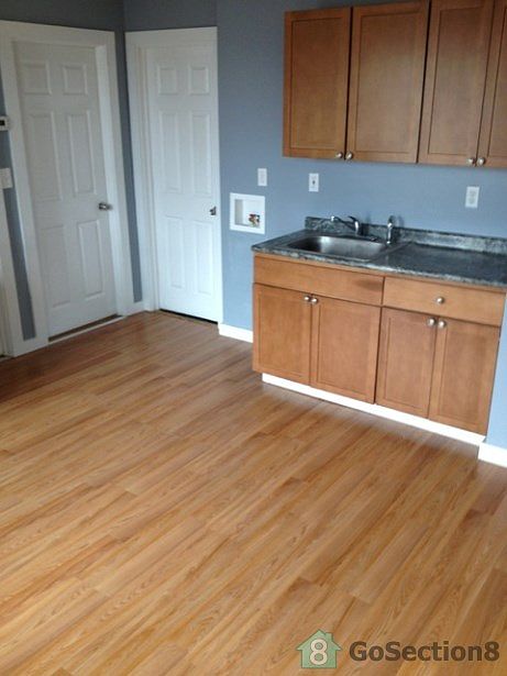 2nd image of 701 Hallett St APT 4