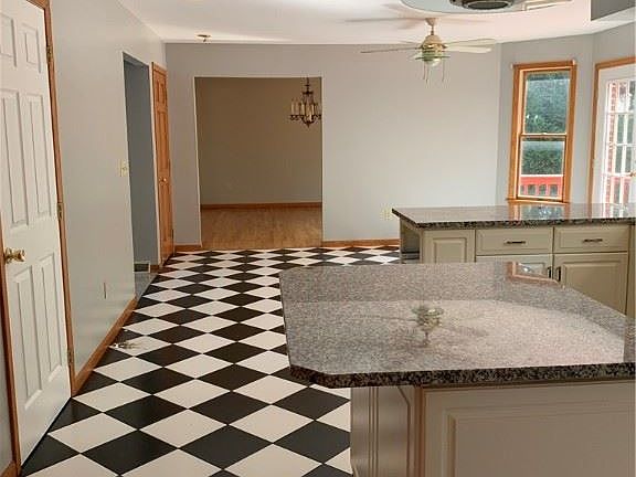 5th image of 112 Applewood Ln