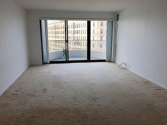 5th image of 2020 N Lincoln Park W APT 16E