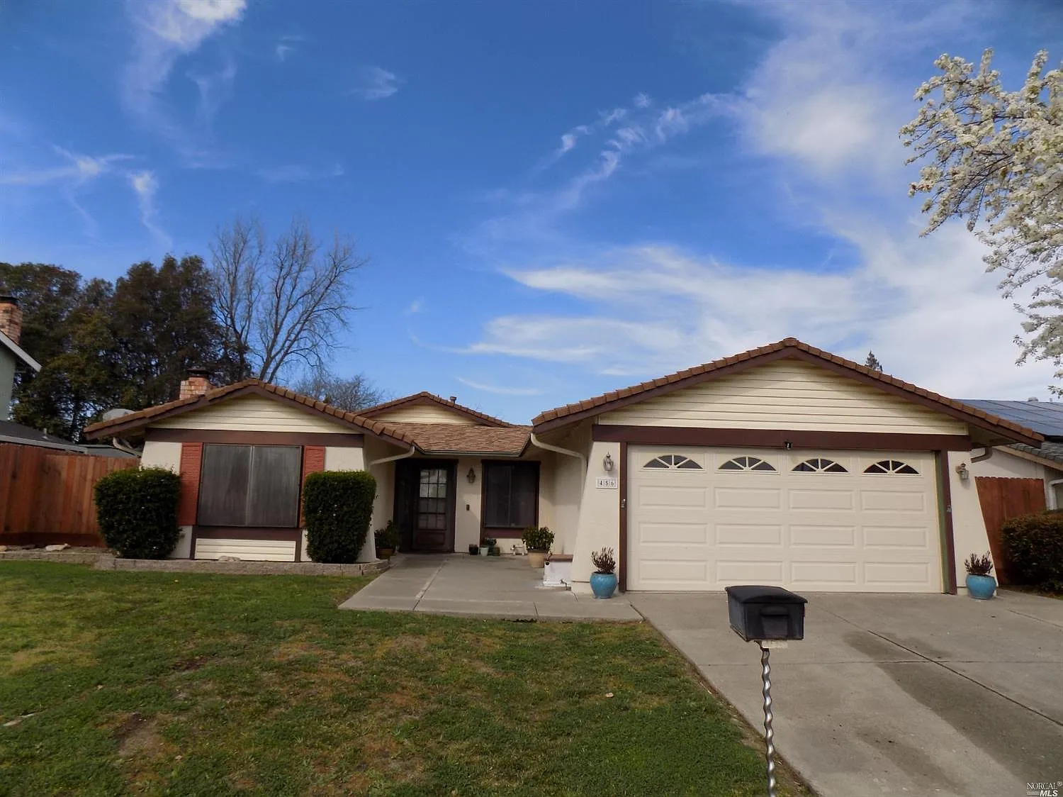 456 Hartwick Ln photo 1