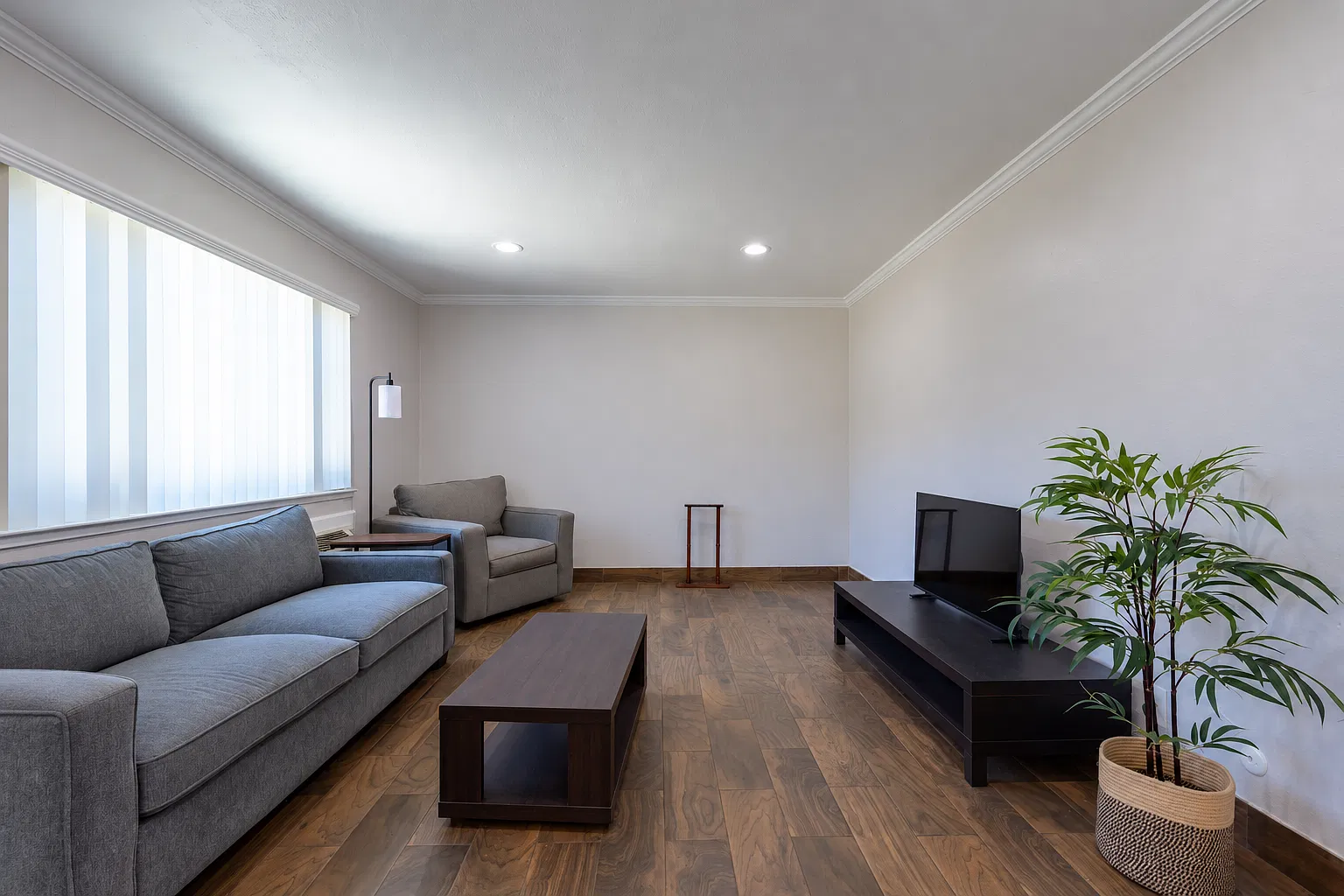 2 bed, 1.5 bath, 815 sqft, $3,990 — Photo 2
