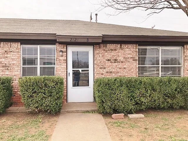 2121 S Loop 289 #B — Photo 17