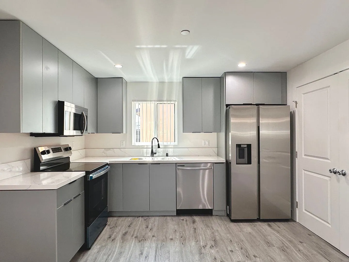 11512 Oxford Ave — Photo 1