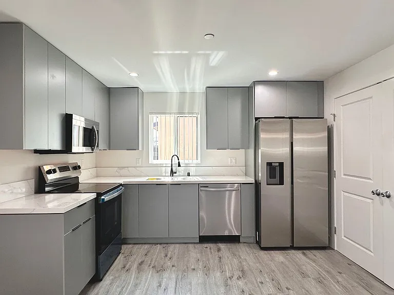11512 Oxford Ave — Photo 1