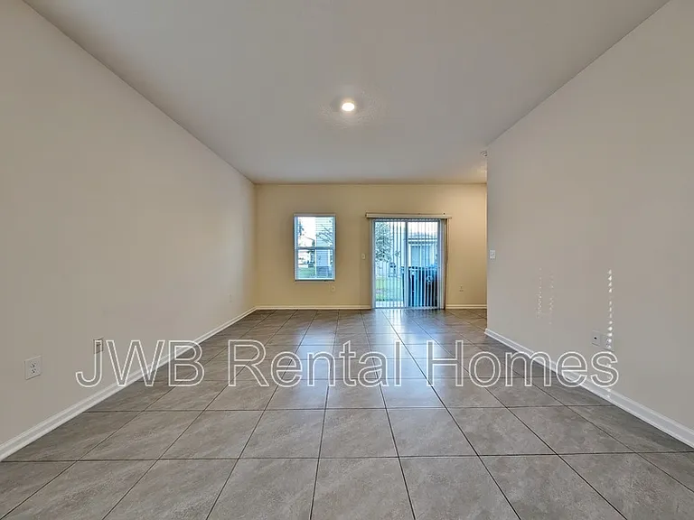 421 Aralia Ln — Photo 7