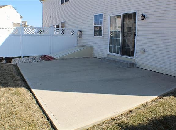 3rd image of 887 Graystone Cir