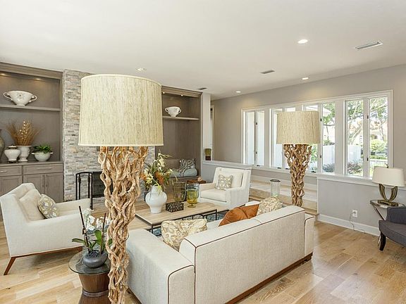 5th image of 208 Settlers Row N