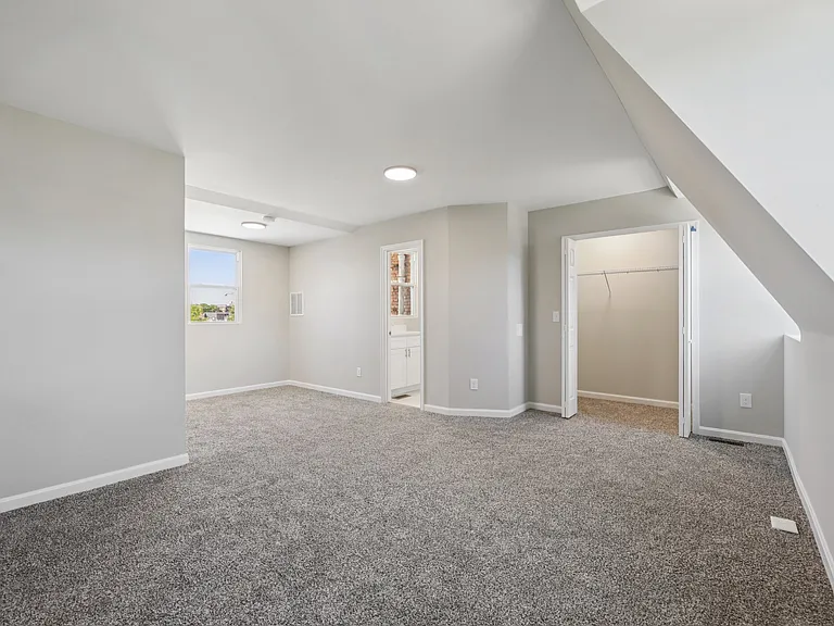 329 E University Pkwy — Photo 5