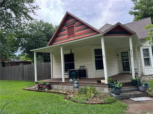 216 W 4th St, Chanute, KS 66720