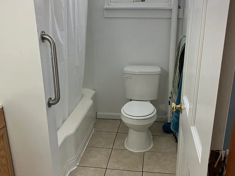 1112 E 10th St #2 — Photo 3