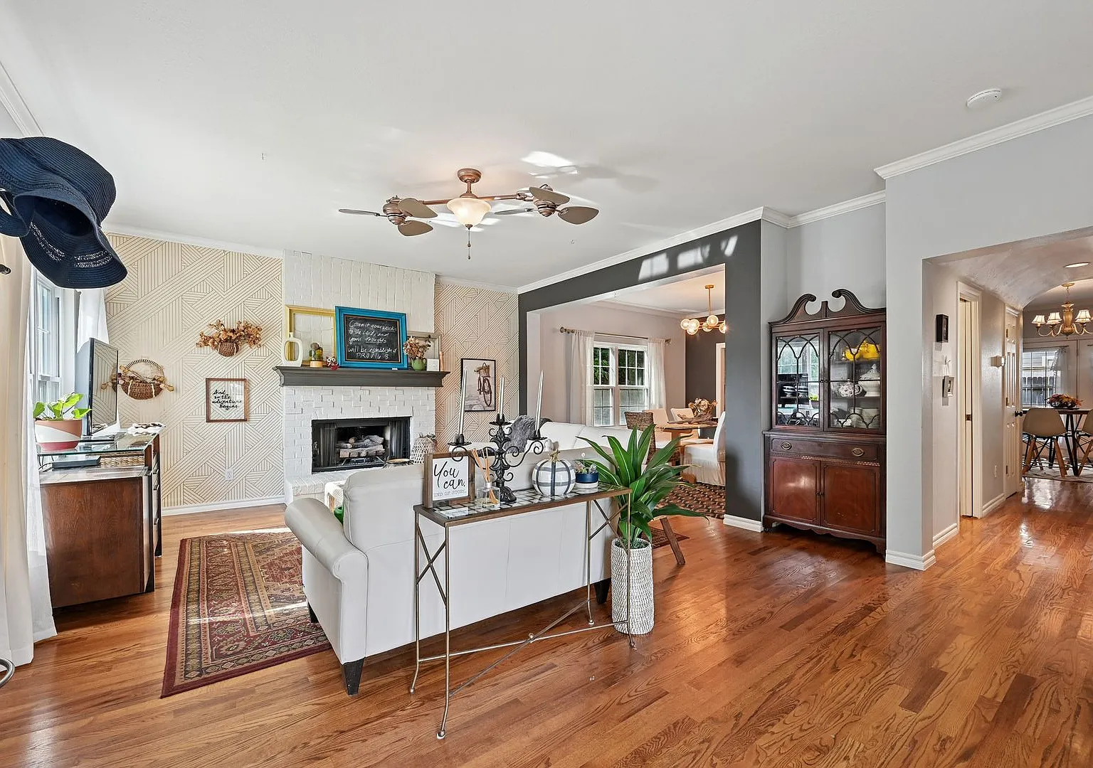 Fully Furnished Cape-cod, northeastern architecture (possible Jack Arnold) in central South Tulsa. — Photo 2